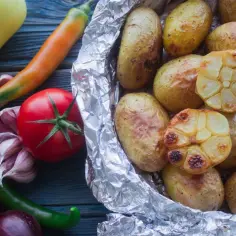 Pieczone ziemniaki z czoskiem, pomidorami i papryką. Czy ziemniak tuczy? Zależy jak go przygotujesz!
