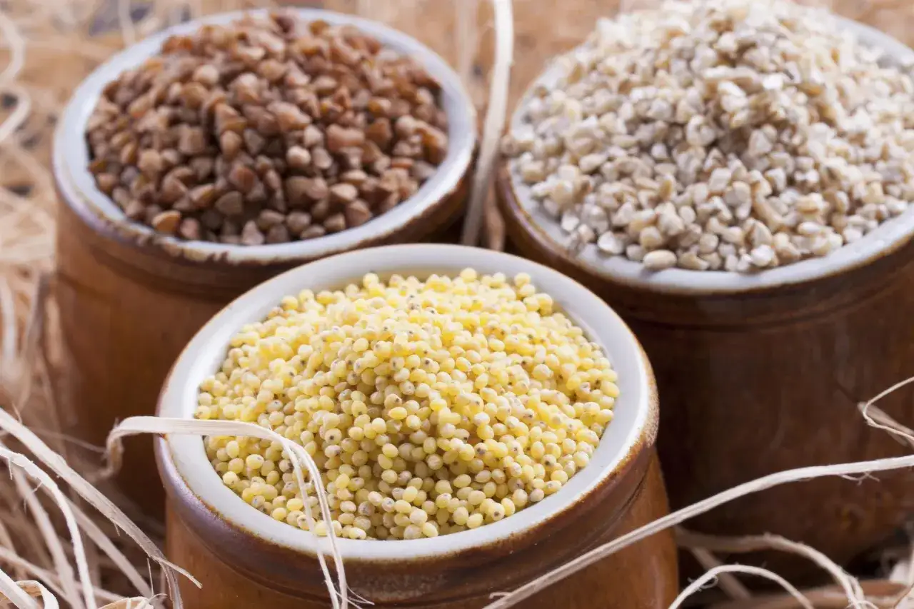 Miski z kaszą gryczaną, jaglaną i jęczmienną. Zastanawiasz się, gluten co to? Te kasze są bezglutenowe!