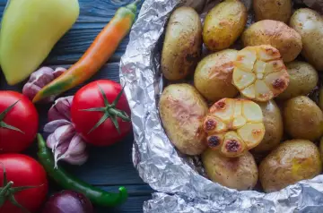 Pieczone ziemniaki z czoskiem, pomidorami i papryką. Czy ziemniak tuczy? Zależy jak go przygotujesz!