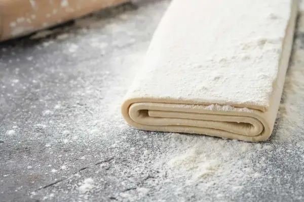 Prosty przepis na ciasto francuskie bezglutenowe – domowe i smaczne rozwiązanie